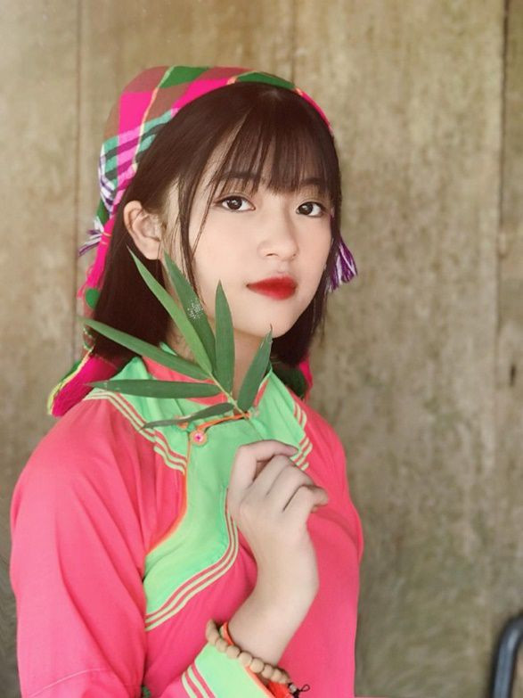 Những hot girl dân tộc thời gian qua liên tục chiếm sóng MXH bằng nhan sắc và đặc biệt là làn da trắng ngần của mình. Cô bạn tên Hương Ly là nhân vật mới nhất gia nhập dàn gái xinh dân tộc được CĐM chú ý tới.