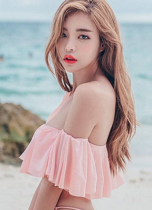 Khi đặt lên bàn cân với mẫu nội y danh tiếng Lee Ha Neul, Jin Hee được dân mạng đánh giá không kém cạnh.