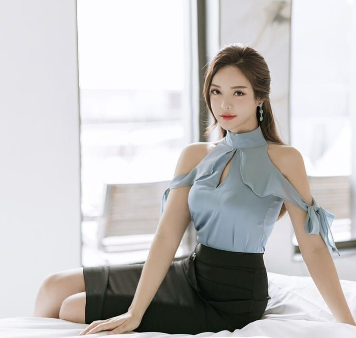 Nữ người mẫu thường đăng ảnh gợi cảm trong phòng tập. Jin Hee từng chia sẻ trên trang cá nhân, để có được vóc dáng như hiện tại cô phải tập luyện mỗi khi có thời gian rảnh.