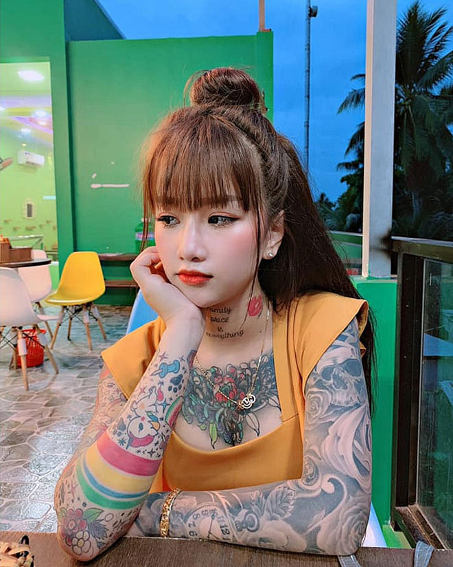 Những ngày qua, hình ảnh thiếu nữ 19 tuổi xăm kín người Trần Thị Thiên Hương thu hút không ít sự quan tâm của dư luận. Sở hữu khuôn mặt dịu dàng xinh xắn như búp bê, thiếu nữ 19 tuổi này lại có sở thích vô cùng khác biệt.