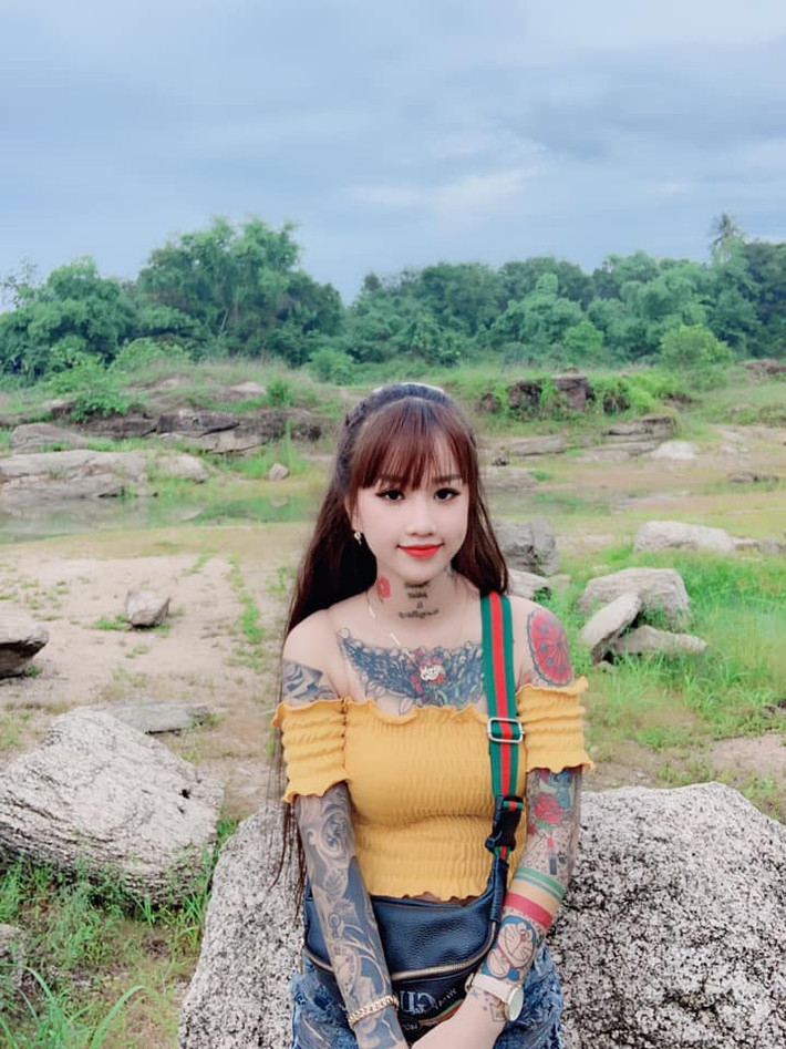 Kể từ khi hình ảnh của Thiên Hương xuất hiện ngày một nhiều trên các trang mạng xã hội cũng gây nên những cuộc tranh luận kịch liệt.