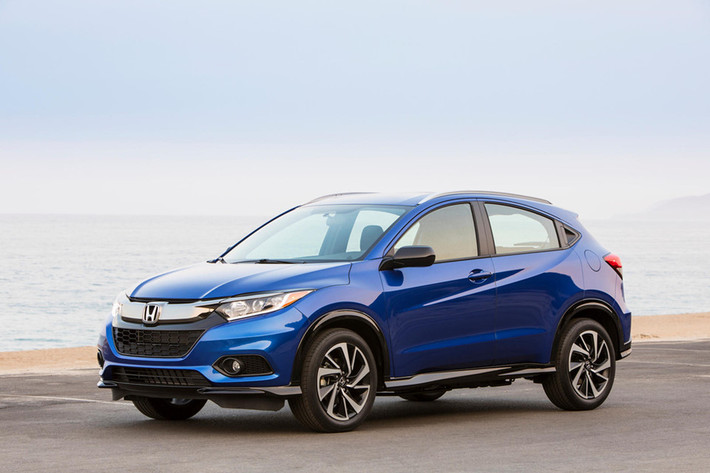 Honda HR-V LX (20.520 USD): So với các đối thủ trong cùng tầm giá, xe được đánh giá cao về tiện nghi với các trang bị như đèn pha full LED, dàn âm thanh 4 loa kết nối Bluetooth, màn hình cảm ứng 7 inch, chế độ lái tiết kiệm ECO và hàng ghế sau có thể gập 60/40 để gia tăng không gian chứa đồ. Động cơ xe là loại 4 xi-lanh 1.8L cho công suất 141 mã lực.
