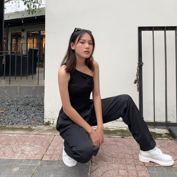 @quyenluongg đơn giản mà cool ngầu với crop top lệch vai và quần thể thao khỏe khoắn.