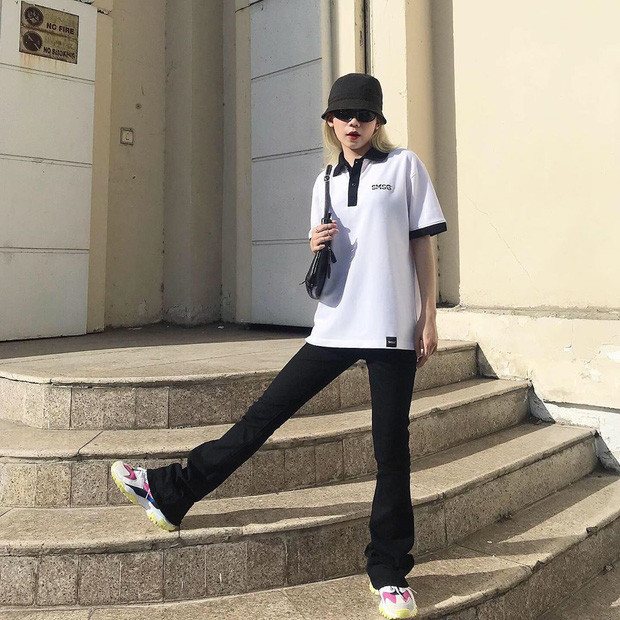 @mycheuu "phá dớp" cho chiếc áo polo khô khan với loạt phụ kiện thời thượng: mũ bucket, giày chunky sneaker.