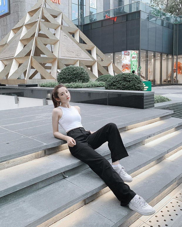 Cách tạo dáng ở bậc cầu thang của @imminayoung đã giúp cô khoe chân dài miên man đi kèm công thức crop top - quần tây.