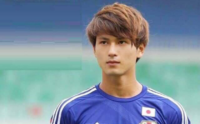 Minamino Takumi là cầu thủ đang thi đấu tại Asian Cup 2019 cho đội tuyển Nhật Bản. Hiện tại, chàng trai này đang chơi bóng ở châu Âu chơi cho Red Bulls Salzburg, đội bóng hàng đầu nước Áo từ cách đây 4 năm khi còn rất trẻ.