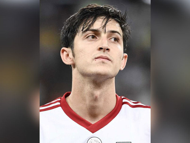 Azmoun từng tuyên bố từ giã đội tuyển ngay sau World Cup 2018, khi chỉ mới 23 tuổi. Anh bị CĐV Iran chỉ trích vì màn trình diễn ở World Cup, điều này khiến mẹ anh ốm nặng thêm. Bức xúc về cách ứng xử của fan, Azmoun tuyên bố nghỉ chơi. Nhưng vào tháng 10, được sự động viên của đồng đội, Azmoun trở lại đội tuyển.