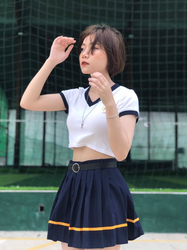 Một điều nữa khiến dân mạng ùn ùn tìm kiếm trang cá nhân của Lê Na đó là cô bạn sở hữu vòng eo con kiến với số đo chỉ 53cm. Để có được vóc dáng như hiện tại, cô bạn rất chăm chỉ tập thể dục cũng như duy trì chế độ ăn uống healthy.