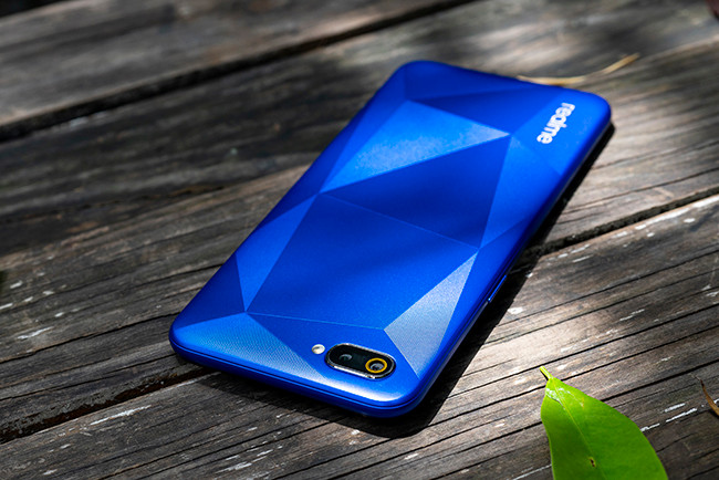 Camera kép và đèn flash thẳng hàng ở mặt lưng.