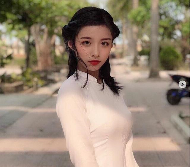 Có màn "lột xác" ngoạn mục từ một cô bé đen nhẻm trở nên xinh xắn, dễ thương, Hằng Phan (THPT Chuyên Võ Nguyên Giáp, Quảng Bình) là gương mặt nổi tiếng trong giới trẻ.