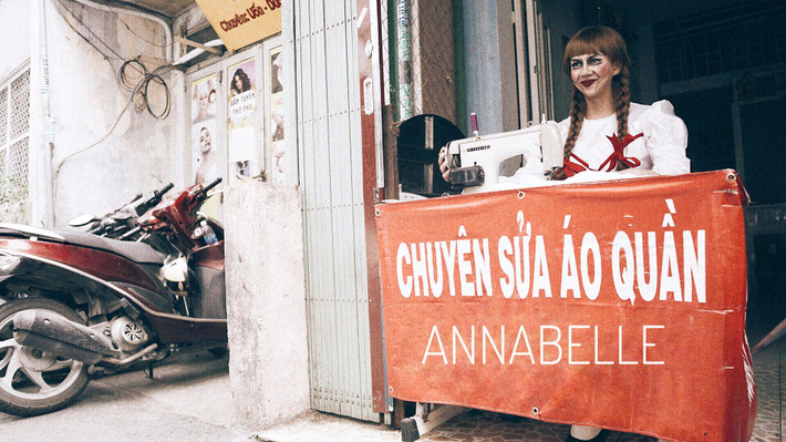 Chị Beo mở quán sửa quần áo kiếm thêm thu nhập ở Việt Nam...
