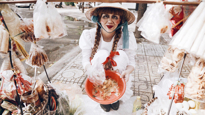Trong bộ dạng Annabelle, Duy Khánh ghi lại những khoảnh khắc đời thường như xuất hiện ở quán bánh tráng trộn, quán cafe hay đi mua hoa quả.....