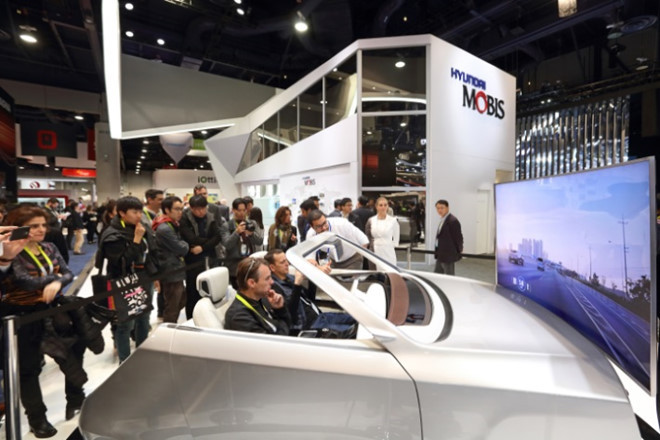 Mobis công ty con của Hyundai giới thiệu hệ thống Autonomous Driving Interior hướng đến những mẫu xe tự lái Hyundai cấp 4 và 5. Cụ thể, những xe được trang bị hệ thống này tích hợp loại kính chắn gió có khả năng biến thành màn hình cảm ứng hiển thị thông tin xe và dịch vụ giải trí. Bên cạnh đó, kính có khả năng theo dõi mắt của hành khách để tắt/bật đèn hay điều chỉnh nhiệt độ.
