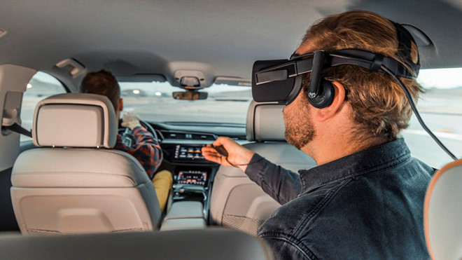 Holoride: hệ thống VR do Audi và Disney hợp tác cùng phát triển. Sử dụng chiếc kính Oculus Rift người dùng có khả năng chơi các game thực tại ảo ngay tại băng ghế sau của chiếc E-Tron. Những trò chơi trong Holoride sẽ tự động lập trình bằng với quãng đường chuyến đi. Đặc biệt, hành khách không hề cảm thấy đau đầu chóng mặt vì chuyển động của game và xe trở nên đồng bộ hóa. Người dùng còn có khả năng trải nghiệm cảm giác sau vô lăng của tài xế thông qua chiếc kính VR.
