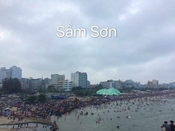 Những địa danh nổi tiếng như Đà Lạt, Đà Nẵng, Hội An hay những bãi biển Cửa Lò, Sầm Sơn,... đều trong tình trạng quá tải khách, đông nghẹt đến mức chỉ nhìn ảnh cũng... phát sợ trong đợt nghỉ lễ 30/4 - 1/5/2019.
