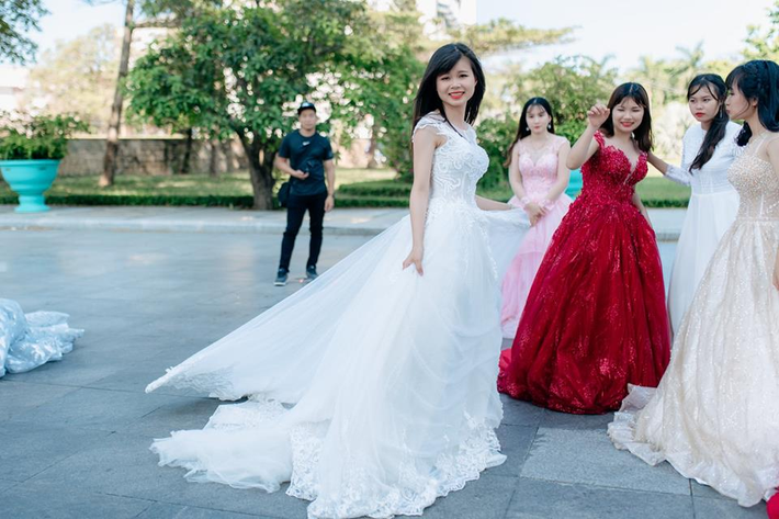 Người này cũng mong muốn dân mạng ngưng việc “ném gạch đá” bởi phía sau bộ ảnh này là có nguyên do riêng.