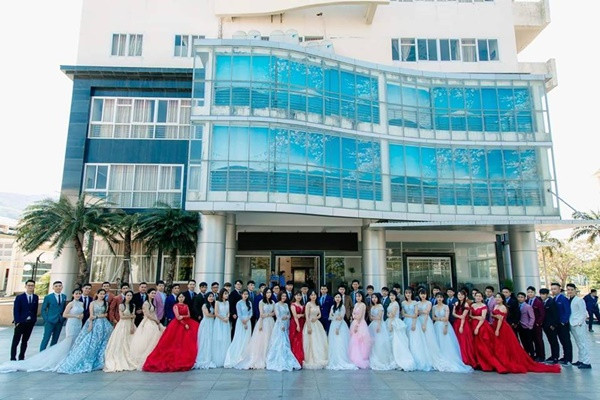 Nhóm sinh viên ĐH Quy Nhơn không ngần ngại hóa thân thành cô dâu, chú rể để có được bộ ảnh kỉ yếu cực chất và đảm bảo chưa từng có này trong đời đi học.