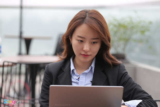 Trong những ngày diễn ra Hội nghị thượng đỉnh Mỹ-Triều lần hai, bên cạnh những diễn biến về cuộc gặp của hai nhà lãnh đạo Kim Jong Un và Donald Trump, nhiều người dành sự quan tâm cho các "bóng hồng" tác nghiệp tại sự kiện.