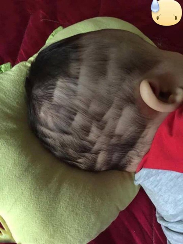 Hình ảnh mái tóc lởm chởm "tầng tầng lớp lớp" của nhóc tỳ được bố trổ tài cầm kéo cho ngay sau khi được đăng tải trên mạng xã hội đã nhanh chóng nhận được nhiều sự chú ý. Hầu hết mọi người đều cảm thấy bật cười trước thành phẩm "dao kéo" của ông bố vụng về này.