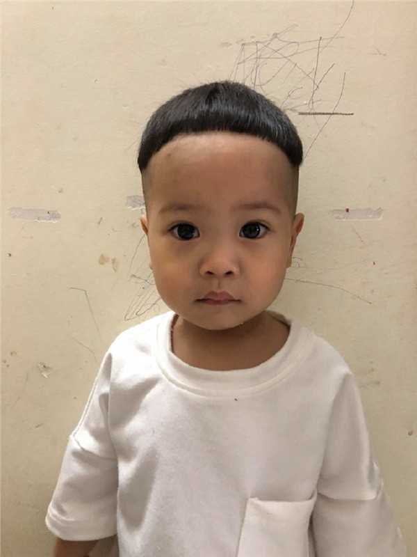 Hai chùm tóc buộc gọn sau khi cắt xong trông vẫn khá ưa nhìn và bằng phẳng, thế nhưng khi thả tóc ra thì ai nấy đều "tá hỏa" vì thành phẩm "có 1-0-2". Thậm chí, ngay cả tóc mái của con gái cũng được ông bố xén "cao tít tắp" thế này đây.