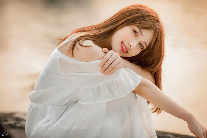 Bảo Thoa vốn là gương mặt khá nổi trên mạng xã hội. Cô nàng sở hữu gần 70.000 lượt theo dõi trên Facebook và mỗi bức ảnh đăng tải thu hút hàng nghìn lượt thích và bình luận quan tâm.