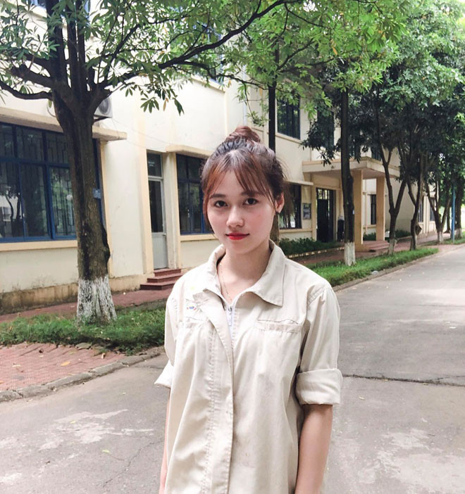 Danh tính của nữ công nhân xinh như hot girl đó là Nguyễn Bảo Thoa, 22 tuổi, quê Bắc Ninh.