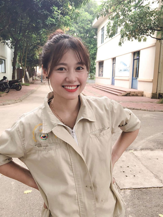Giản dị trong bộ đồng phục công nhân, tay dính dầu mỡ nhưng gương mặt đẹp như hot girl của cô nàng vẫn đủ sức đốn tim người nhìn. Ngay lập tức, danh tính của nữ công nhân xinh đẹp đã được CĐM tìm ra.