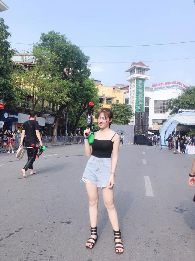 Bảo Thoa sở hữu gương mặt đẹp, nụ cười rạng rỡ và vóc dáng mảnh mai. Cô nàng theo đuổi hình tượng nữ tính, nhẹ nhàng khiến nhiều người mê đắm.