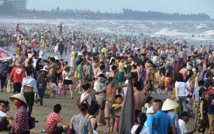 Dù cảnh tượng đông đúc, người chen người đã được diễn ra tại bãi biển Sầm Sơn ở ngày đầu dịp nghỉ lễ 30/4 - 1/5 nhưng theo chia sẻ của người kinh doanh phao tắm cho biết, ngày đầu vẫn chưa thực sự đông, bởi năm nay nghỉ lễ dài ngày nên du khách đi du lịch không vội.