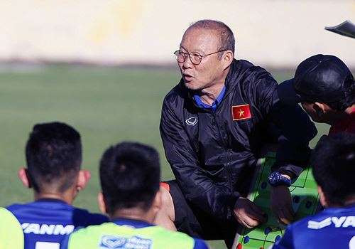 Thay vì lựa chọn các thành danh từ các sân phủi, bóng đá vỉa hè như xưa nếu nhìn vào đội hình HLV Park Hang-seo lựa chọn, lứa cầu thủ trẻ đều trưởng thành từ các lò đào tạo uy tín được đảo tạo đầu đủ từ chuyên môn lẫn phẩm chất như HAGL, Hà Nội FC, Viettel hay Nghệ An.....
