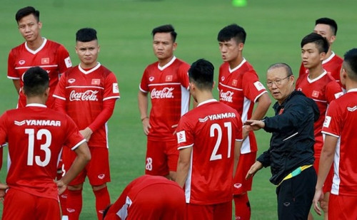 Chính từ cú hích ở VCK U23 châu Á và rồi những giải đấu lớn nhỏ mà HLV Park Hang-seo đã cầm quân, những cái tên như Quang Hải, Xuân Trường, Duy Mạnh hay Công Phượng không chỉ chiếm trọn niềm tin, yêu của NHM nước nhà mà còn được báo chí Quốc tế nhìn bằng con mắt khác.