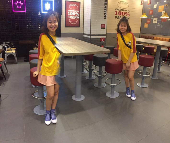 Đã có từng không ít trường hợp, các dân mạng bóc phốt chính đứa bạn thân. Trong khi, chúng ta chụp ảnh cho chúng đẹp long lanh thì khi nhờ chụp lại thì cho ta những khoảnh khắc không thể "thốn" hơn.