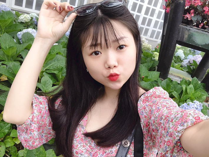 Chia sẻ về việc thường xuyên bị hiểu nhầm là học sinh cấp 2, Hải Yến cười tươi: "Mình khá nhỏ con lại sở hữu khuôn mặt bầu bĩnh, rồi cả tính cách mình đôi lúc cũng nhắng nhít lắm nên đi đâu cũng hay bị hiểu nhầm là học sinh cấp 2....
