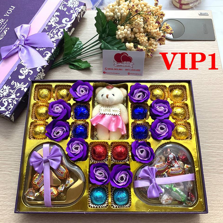 Trong ngày Valentine, chocolate handmade là món quà được nhiều bạn trẻ nhắm tới để tặng một nửa của mình. Không còn đơn sơ là chocolate phong như ngày xưa, ngày nay các bạn trẻ đã vô cùng sáng tạo khi trang trí hộp chocolate rất nhiều màu sắc và hình thù. Chắc chắn đây sẽ là món quà được nhiều người lựa chọn cho mùa Valentine năm nay.