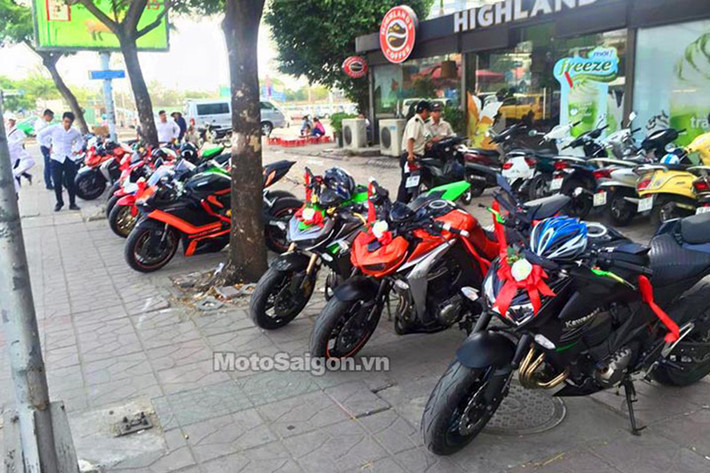 Dẫn đoàn là chiếc BMW thể thao sang trọng của cô dâu và chú rể.
