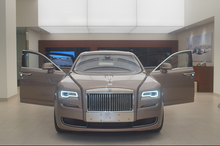 Mới đây, đại lý Rolls-Royce Motor Cars Hà Nội tiếp tục đưa về Việt Nam chiếc Rolls-Royce Ghost Series II phiên bản trục cơ sở dài thứ hai sau khi phiên bản đầu tiên về Việt Nam cuối năm 2014.