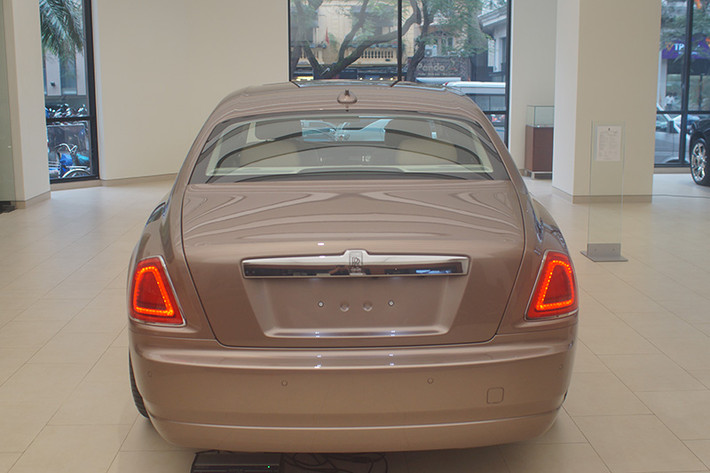 Mức giá của Rolls-Royce Ghost Series II bản Bespoke được phía đại lý công bố là 24,9675 tỷ đồng. Đắt hơn khá nhiều so với giá 19 tỷ đồng của phiên bản tiêu chuẩn về Việt Nam cuối năm 2014.