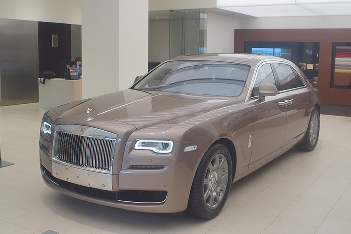 So với mẫu xe đầu tiên Rolls-Royce Ghost Series II mới về Việt Nam đắt hơn gần 4 tỷ đồng. Đây là mẫu xe được thửa riêng theo yêu cầu của chủ xe. Chính vì vậy, có thể nói nội thất của chiếc xe siêu sang này không giống như bất kỳ chiếc Ghost series II nào khác.