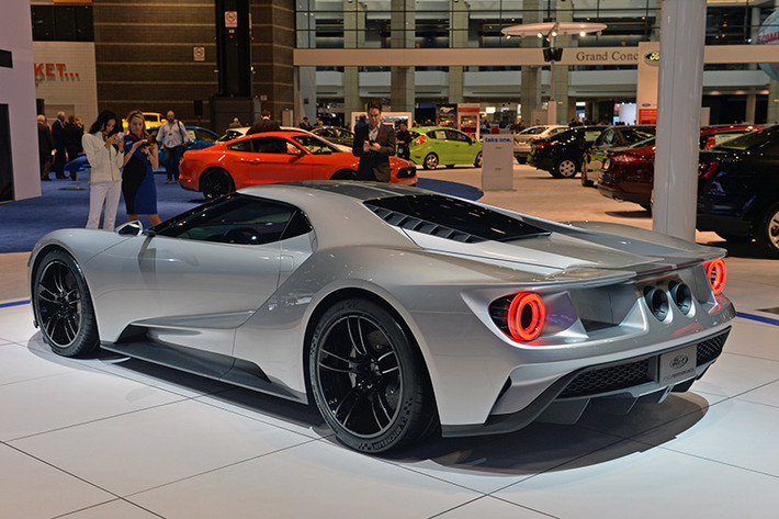 Mức giá này cao hơn kha khá so với siêu xe Aventador và “vênh” khá nhiều nếu so sánh với Huracan. Được biết, đối thủ sừng sỏ mà Ford GT muốn hướng đến là chiếc Aventador của hãng xe Ý.