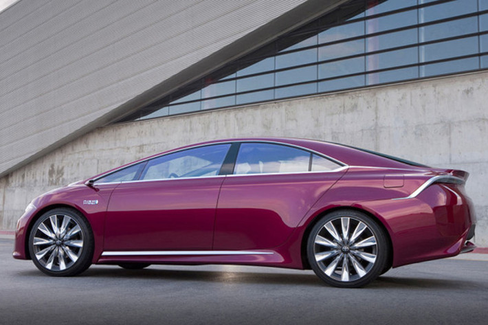 Xe xanh: Toyota Prius – có thể nói Prius hybrid đã khiến cho những mẫu xe cùng phân khúc phải nhụt chí khi đứng trong bảng danh sách của Consumer Report suốt 12 năm liền.