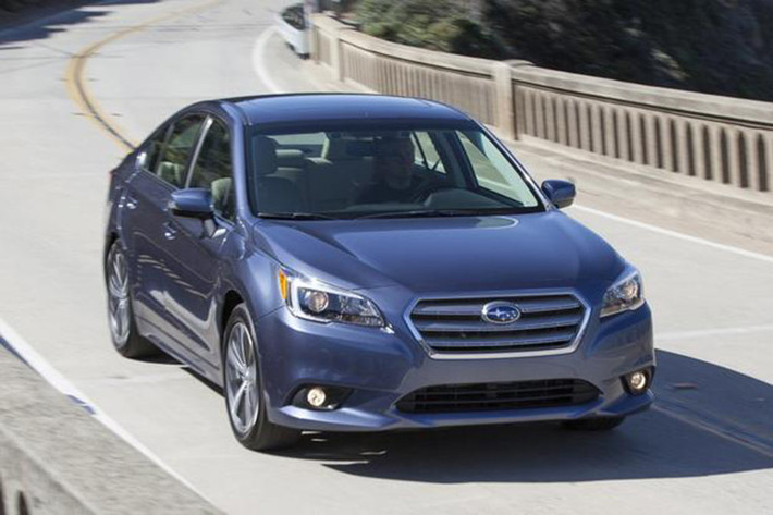 Sedan Nhật Bảm cỡ trung: Subaru Legacy nổi bật ở động cơ mạnh mẽ tích hợp nhiều tính năng an toàn và một khoang động cơ yên tĩnh, thoải mái.