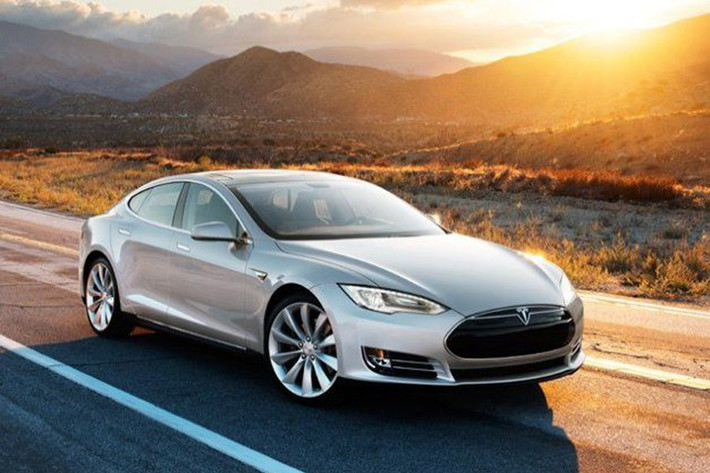 Mẫu xe hoàn hảo nhất năm nay thuộc về thương hiệu Tesla của Nhật Bản với mẫu Model S. Consumer Report cho biết sự sáng tạo về công nghệ, thiết kế đã khiến Tesla Model S trở thành tượng đài khó có thể vượt qua.