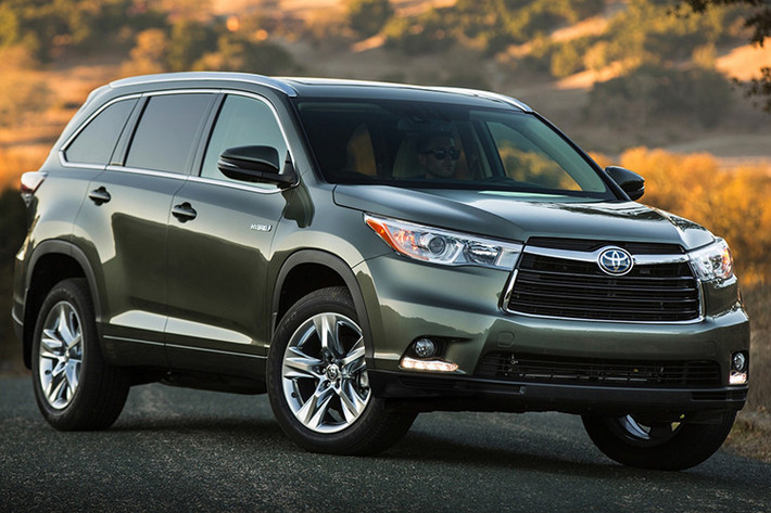 SUV cỡ trung: Toyota Highlander với hệ thống treo cải tiến, nội thất rộng rãi và thương hiệu uy tín đã tiếp tục thuyết phục Consumer Report. Trong vòng 5 năm đã có 3 lần Highlander đứng ở vị trí này.