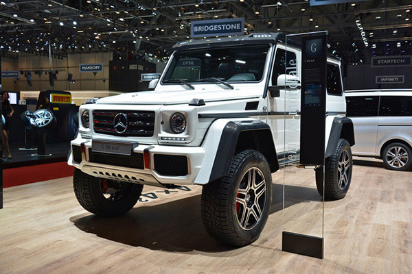 Mercedes công bố chính thức G500 4x4² tại triển lãm Geneva Motor Show 2015 với khả năng offroad ấn tượng. Có thể nói, khả năng vượt địa hình của G500 4x4² được thừa hưởng từ phiên bản G63 6x6 khổng lồ trước đây. Chính vì vậy, không khoa khi nói rằng mẫu xe mới là phiên bản 4 bánh của G63 AMG 6x6.
