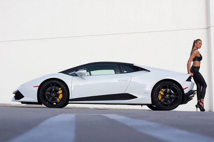 Siêu xe Huracan hiện đang có doanh số tốt nhất nhà Lamborghini. Chiếc xe này cũng vừa về Việt Nam theo đường chính hãng.