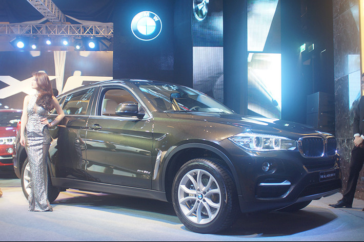 BMW X6 mới sở hữu động cơ 6 xi lanh 3.0L cho công suất 258 mã lực, mô men xoắn 560 Nm, mức tiêu thụ nhiên liệu chỉ 6 lít/100 km. Xe sử dụng hộp số tự động 8 cấp và công nghệ BMW TwinPower Turbo.