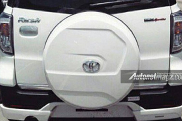 Hình ảnh cho thấy Rush 2015 có thiết kế khá giống với Fortuner. Những điểm mới của xe so với phiên bản cũ nằm ở lưới tản nhiệt, cản trước, cánh gió mui hai màu mới.