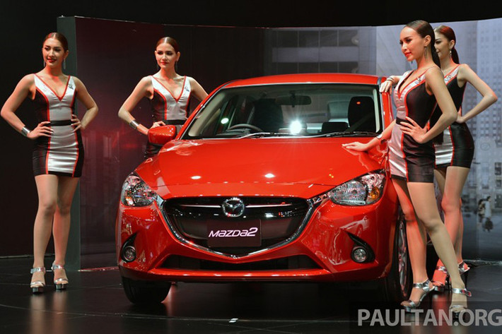 Bên cạnh thiết kế hấp dẫn, Mazda2 cũng được trang bị nhiều tính năng hiện đại như hệ thống khởi động bằng nút bấm i-Stop, hệ thống thu hồi động năng phanh i-Loop.