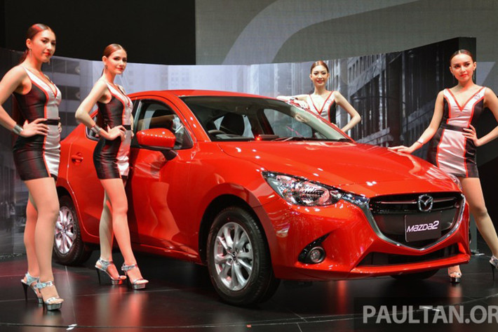 Mazda2 2015 không thay đổi nhiều so với mẫu 2014. Xe vẫn sử dụng ngôn ngữ thiết kế KODO quen thuộc đang được mazda áp dụng cho nhiều dòng xe trong vài năm trở lại đây. Ngôn ngữ thiết kế KODO mang đến cho những sản phẩm như Mazda2 ngày càng năng động thể thao và hấp dẫn giới trẻ hơn.