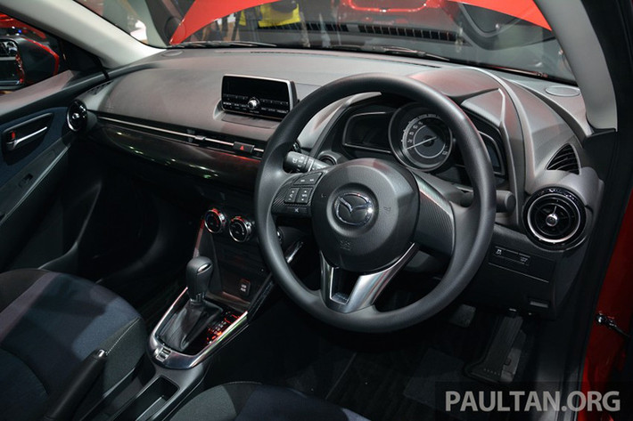 Ở bản tiêu chuẩn, Mazda2 chỉ được trang bị dàn âm thanh 4 loa với những kết nối thông dụng. Riêng phiên bản cao cấp có thêm dàn âm 6 loa, màn hình giải trí lớn…